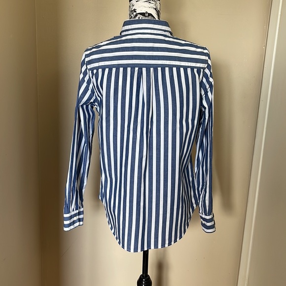 2/$20 Gap button down M - Picture 3 of 5